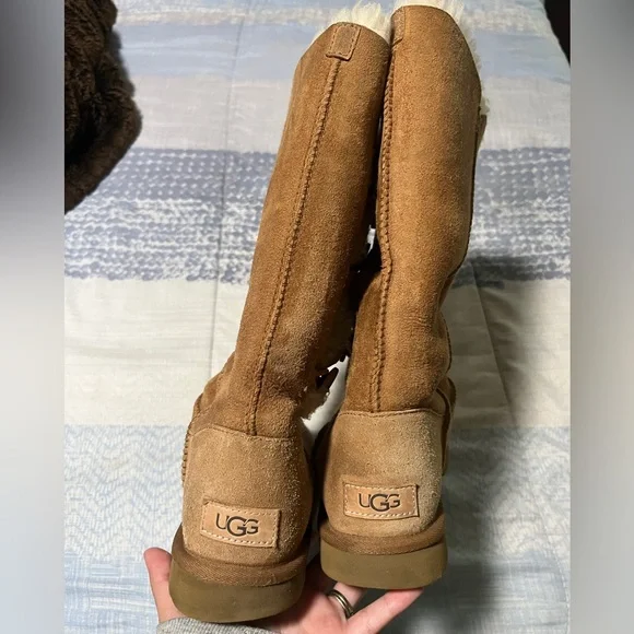USED** UGG. 7 Bailey Button Triplet II Tall Sheepskin Wool Boots in Chestnut - Picture 5 of 11